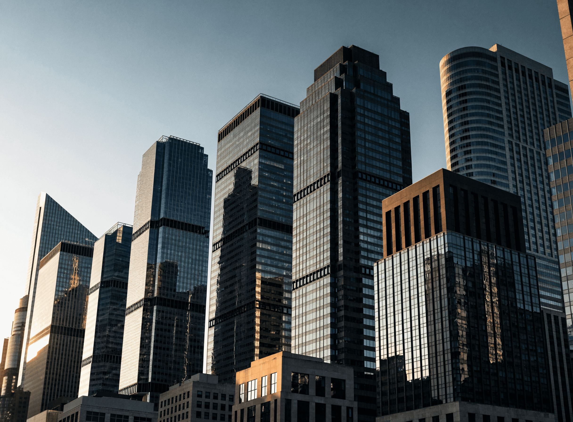 Distrito financiero al atardecer — inversión, mercados y solidez